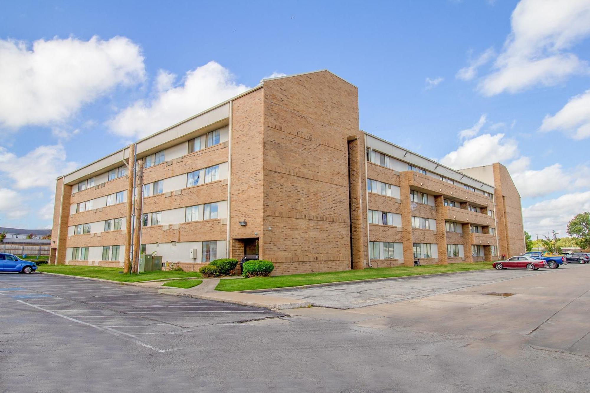 Tulsa Square Hotel Central, I-44 By Oyo Экстерьер фото